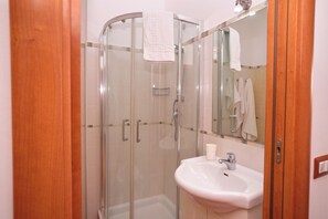 Ducha, secador de pelo, bidé y toallas