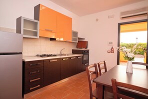 Private kitchen - 6-guest apartment, pool and beach, one step from Capo d'Orlando. (Torrenova)