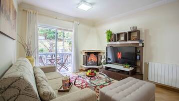 Basic Apartment | Living area | Fireplace