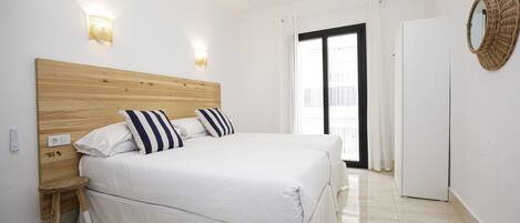 Tweepersoonskamer, 2 eenpersoonsbedden, balkon | Een kluis op de kamer, gratis wifi, beddengoed