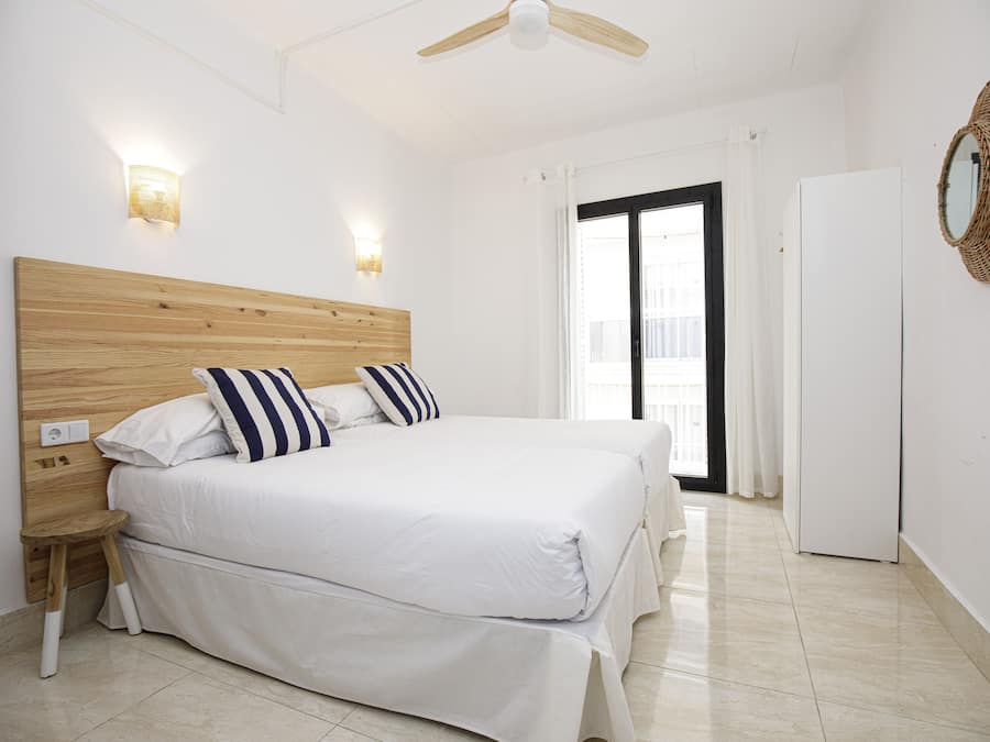 Habitación doble, 2 camas individuales, balcón | Caja fuerte, wifi gratis, ropa de cama