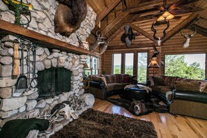Living area - Peace and solitude await you at Moon Valley Lodge in rural Jo Daviess County IL
(Scales Mound)