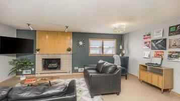 TV connectée, cheminée, chaßne hi-fi, espaces bureaux