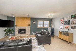 Smart TV, chimenea, estéreo y oficina 