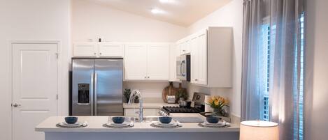 冷蔵庫、電子レンジ、オーブン、コンロ