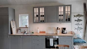 Kylskåp, mikrovågsugn, ugn och spishäll