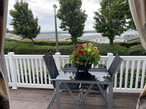 Outdoor dining - Poppy, dog-friendly caravan with panoramic sea views on Rockley Park Poole wi-fi (Poole)
