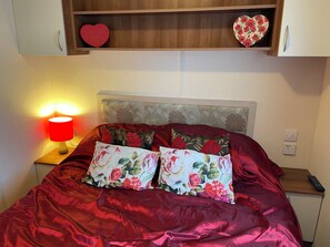 2 bedrooms, iron/ironing board, travel cot