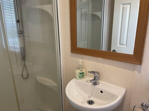 Douche, sèche-cheveux, savon, papier toilette