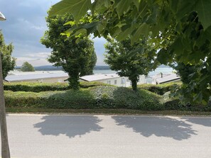 Property grounds - Poppy, dog-friendly caravan with panoramic sea views on Rockley Park Poole wi-fi (Poole)