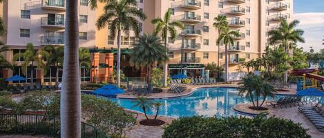 Una piscina al aire libre, una piscina climatizada