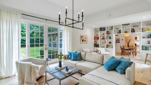 TV - Newly renovated and refurnished, secluded East Hampton home with heated... (East Hampton)