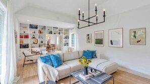 TV - Newly renovated and refurnished, secluded East Hampton home with heated... (East Hampton)