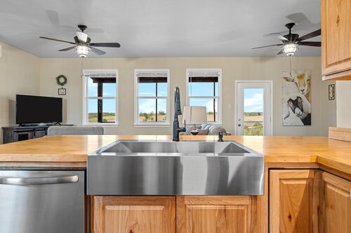 Romantic and peaceful country setting only 25 minutes from Belton or Temple!