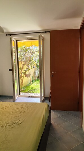 3 quartos, ferros/tábuas de passar roupa, roupa de cama