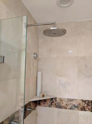 Dusj, hårføner, håndklær og såpe