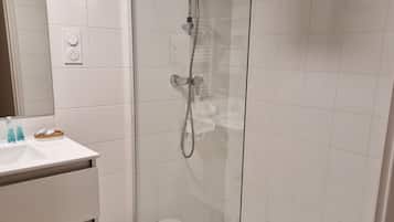 Chuveiro, secador de cabelo, toalhas de banho, sabonete