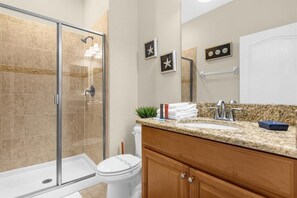 Sèche-cheveux, serviettes fournies