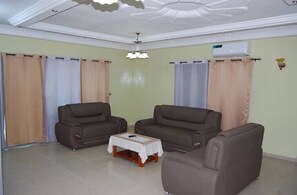 Smart TV - Residence Vicky à Agla, Apt A
 (Cotonou)