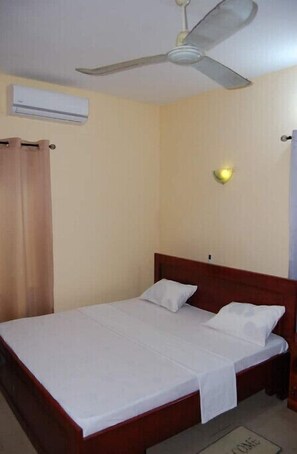 4 bedrooms, iron/ironing board, WiFi - Residence Vicky à Agla, Apt A
 (Cotonou)
