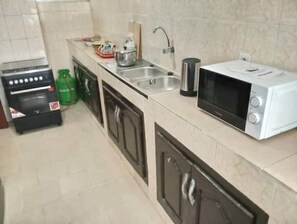 Fridge, microwave, oven, stovetop - Residence Vicky à Agla, Apt B
 (Cotonou)