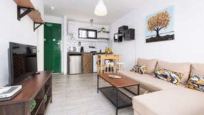 Eine moderne Wohnung mit Küche, Essbereich und Wohnzimmer.