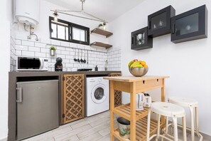 Mikrovågsugn, spishäll, kaffe- och tebryggare och grytor/köksredskap