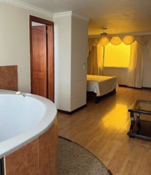 Suite, jet tub | Tirai kedap cahaya