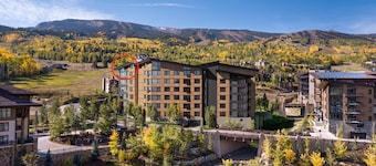 PENTHOUSE - BRAND NEW LUXURY Ski in/Ski out! Pool, Hot Tub, Walk to Restaurants!