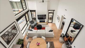 Smart TV, fireplace, video library, stereo