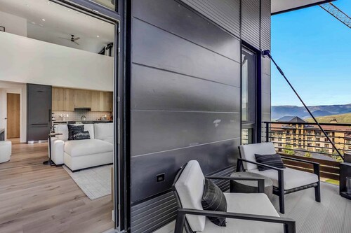 PENTHOUSE-Electric Pass Lodge Ski in/Ski out! Pool, Hot Tub,Walk to Restaurants!