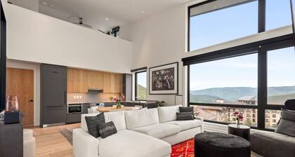Charlie's Slopeside: Penthouse Ski-In/Out, Sleeps 10, Pool + Waterslide, Snowmass Base Village