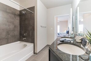 Bathroom - Amazing unit/Power & Wifi - beach& Downtown (Tampa)