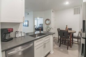 Private kitchen - Charming unit Power & Wifi mnt from TPA work r fun (Tampa)