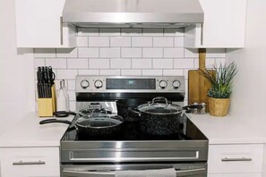 冷蔵庫、電子レンジ、コンロ、食器洗い機