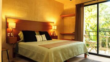 Premium bedding, desk, blackout drapes, WiFi (free)