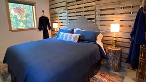 1 soverom, skrivebord, strykejern/-brett og reiseseng for barn