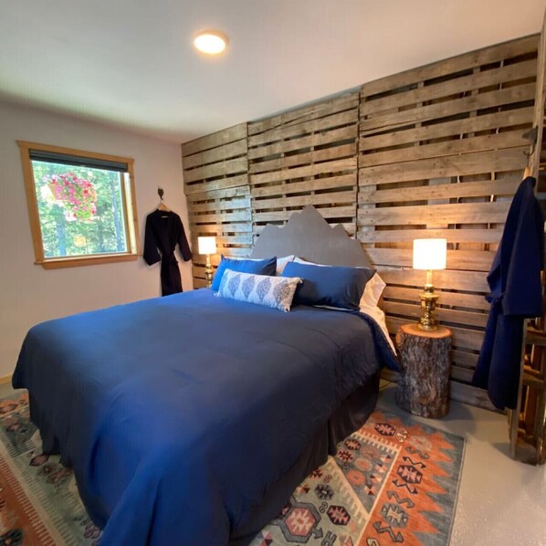 1 chambre, bureau, fer et planche à repasser, lit parapluie