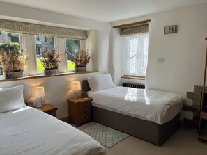 1 bedroom, WiFi, bed sheets - The Snug - Perfect for Walkers - Pet Friendly (Buckden)