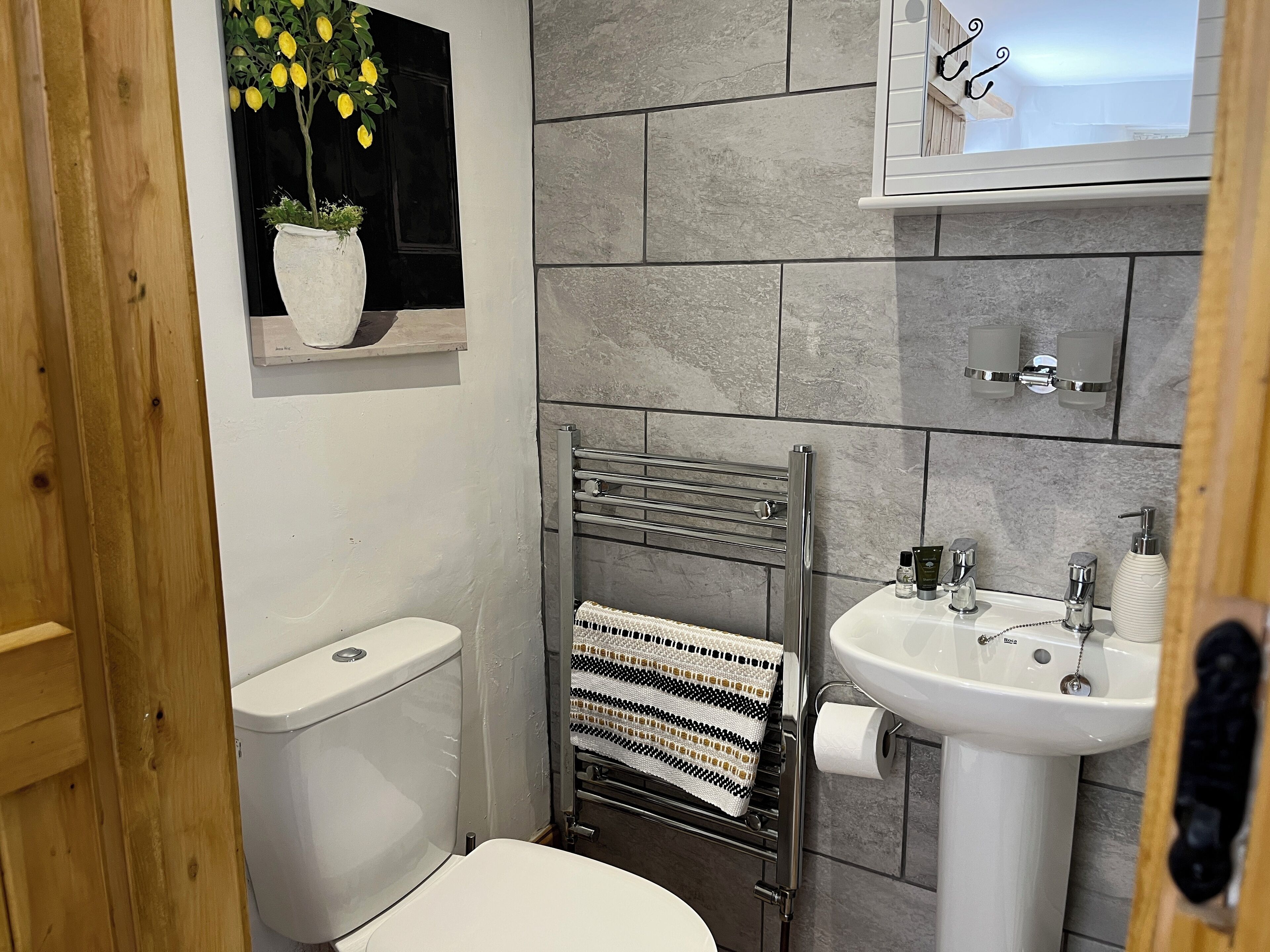 Bruser, miljøvenlige toiletartikler, hårtørrer, håndklæder