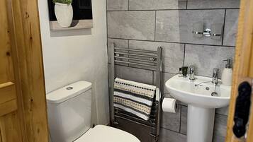 Bruser, miljøvenlige toiletartikler, hårtørrer, håndklæder