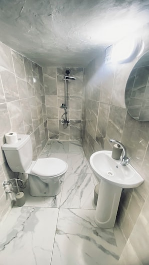 Appartamento Classic | Bagno | Soffione a pioggia, asciugacapelli, asciugamani