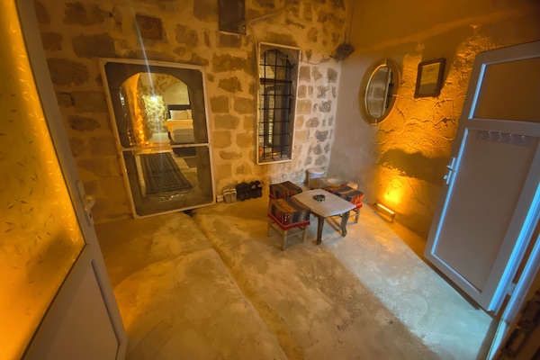 Klassiek appartement | Woonruimte | Een 82-inch ledtelevisie met satellietzenders en filmpremières