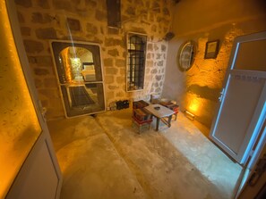 Apartamento clásico | Zona de estar | Televisión LED de 82 pulgadas con canales por satélite