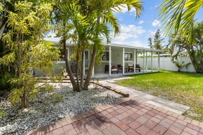 Terrace/patio - IRB on 12th – Backyard Lounge, Dual Living Rooms, Beach Gear & Walk to Indian Rocks Beach (Indian Rocks Beach)