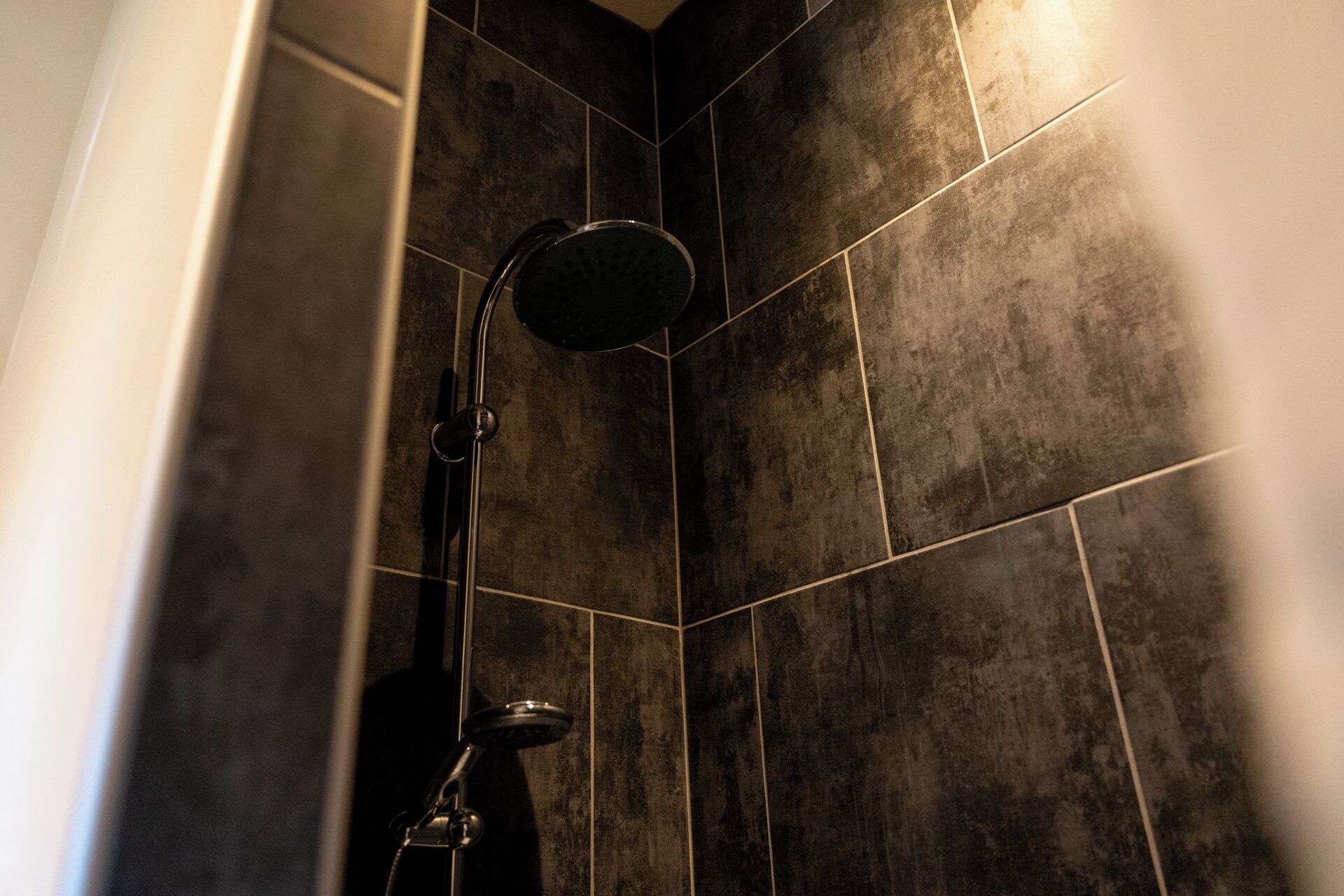 Douche, sèche-cheveux, peignoirs, serviettes fournies