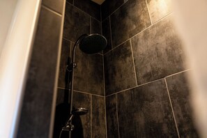 Douche, sèche-cheveux, peignoirs, serviettes fournies