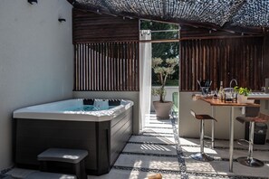 Outdoor spa tub