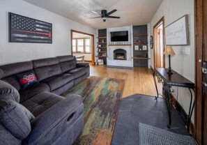 Smart TV, fireplace - The Firehouse: 3 bed, central location, historic (Sioux Falls)