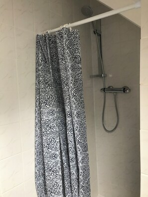Douche, sèche-cheveux, serviettes fournies, papier toilette
